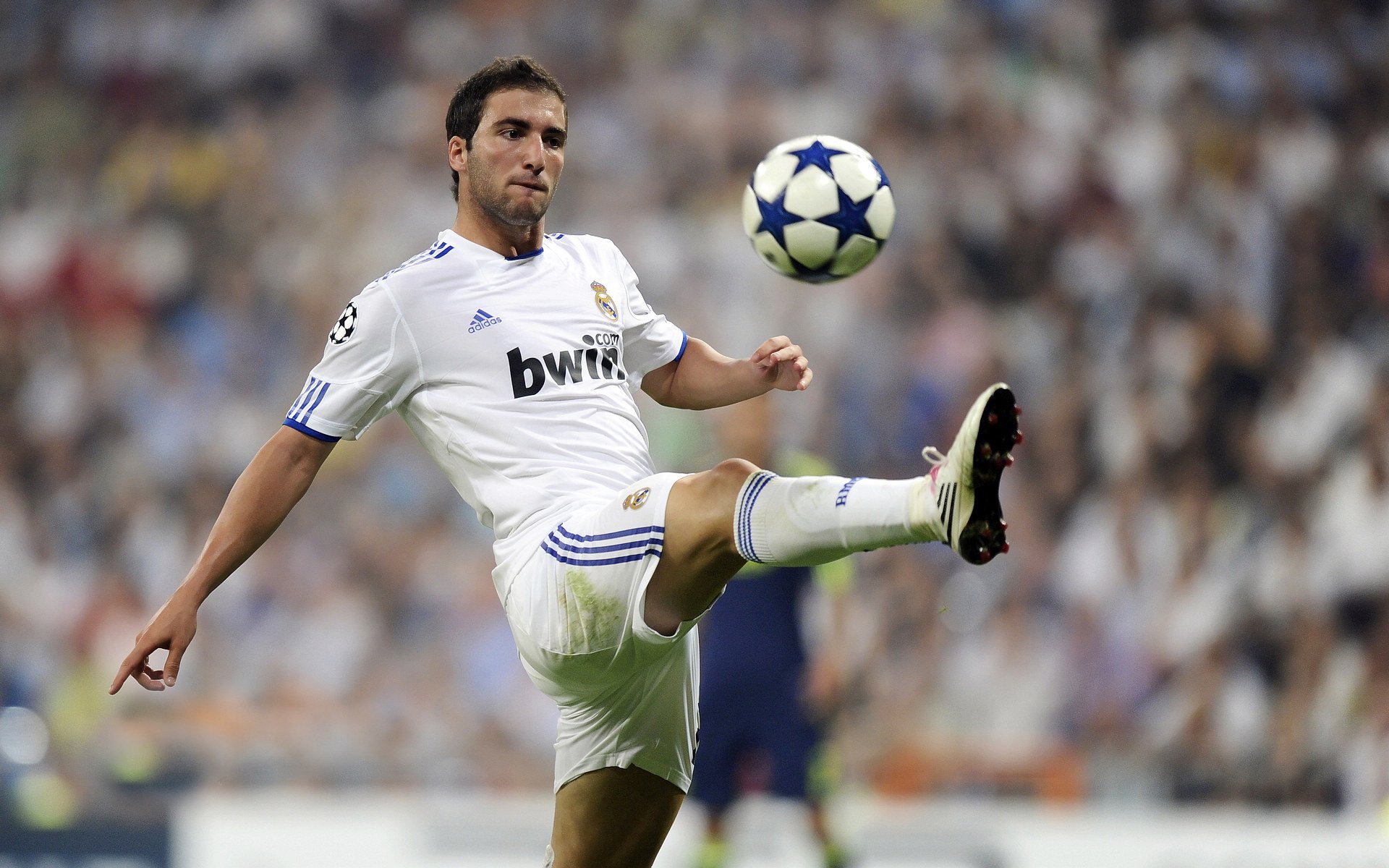 爱游戏内容中心-德甲：拜仁在客场4-0大胜门兴，积分领先优势扩大，德甲拜仁vs门兴